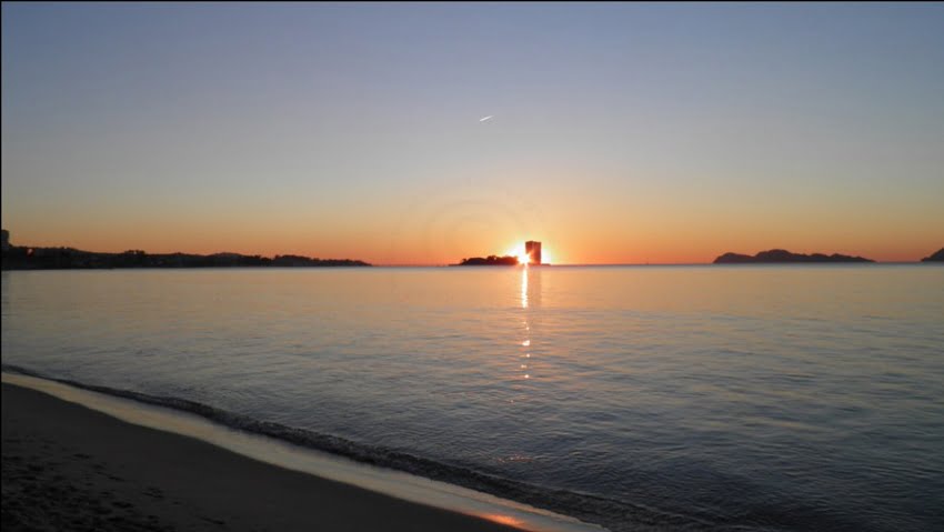 Puesta de sol desde la playa de Samil con la isla de Toralla