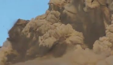 Volcán Shinmoedake al sur de Japón en erupción, el Karangetang lo hace en Indonesia