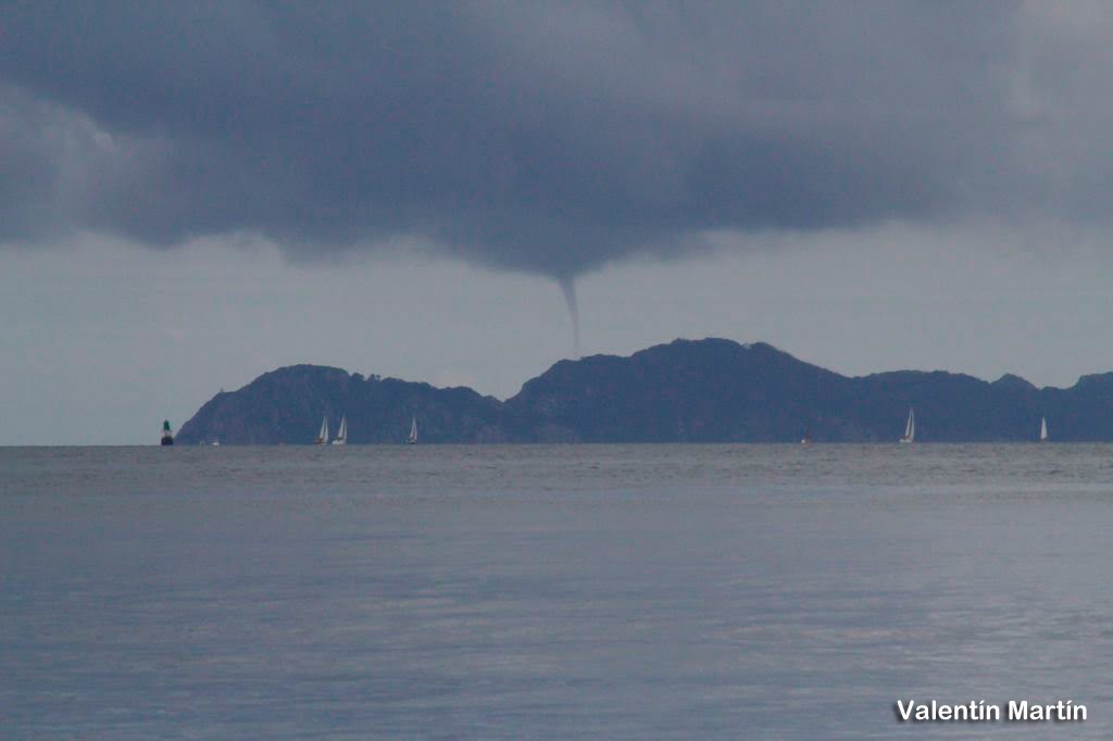 Manga marina, tornado en las Islas Cíes Domingo 6 de Mayo 2012