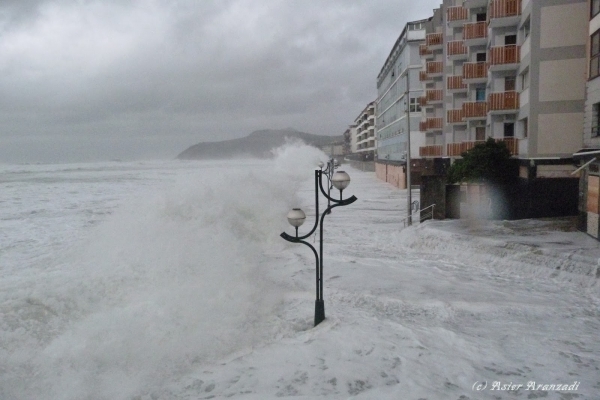 Reportaje fotográfico olas gigantes en Zarauz (Pais Vasco) por Astzadi