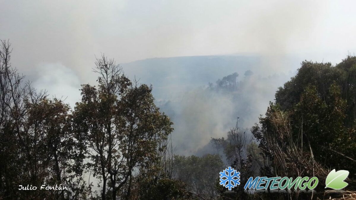Castro de Beiro (Ourense) asediado por las llamas en estos momentos