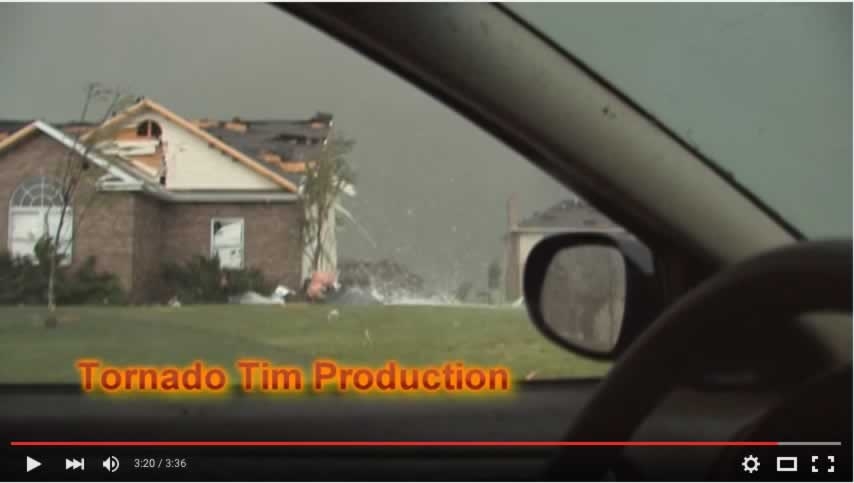 Espectacular tornado en Missouri, cazatormentas jugándose el tipo