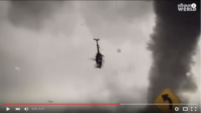 Tornado arrastra helicóptero en pleno vuelo, tirando a un hombre al vacío