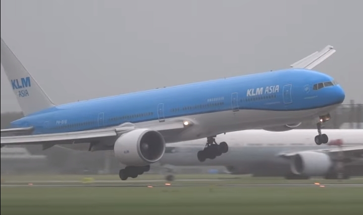Impresionante vídeo aterrizaje de avión de pasajeros en medio de un vendaval