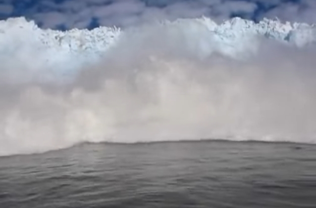 Impresionante rotura de Iceberg causa olas gigantes que alcanzan a turistas