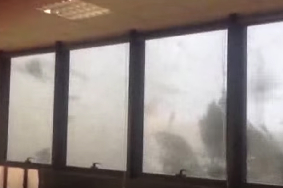 ¿Cómo reaccionarías si estás grabando un tornado que se dirige a tu edificio?