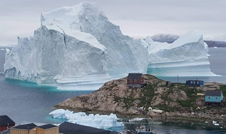 Un enorme iceberg se desplaza cerca de una aldea de Groenlandia, causando temores de un tsunami