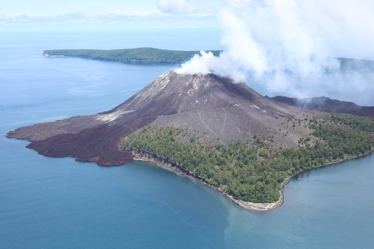 Anak Krakatau o hijo del Krakatoa; un coloso a vigilar de cerca