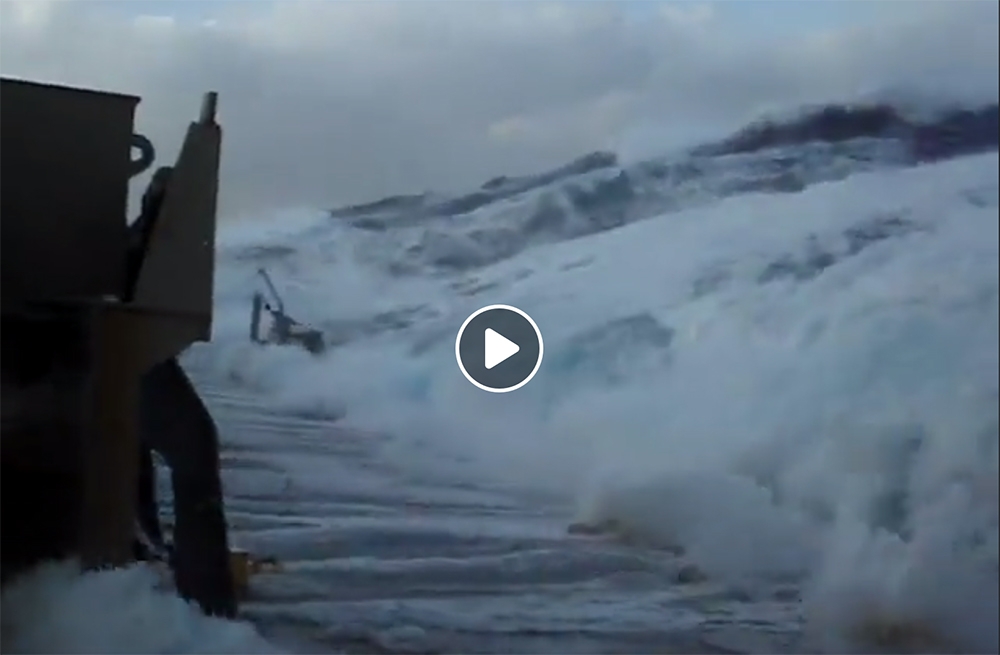 El duro trabajo en alta Mar; impresionante vídeo del oleaje engullendo un barco