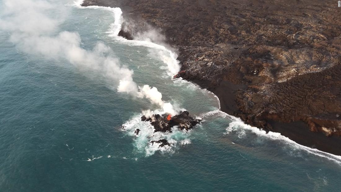 La lava del volcán de Hawai ha creado una pequeña isla nueva frente a su costa
