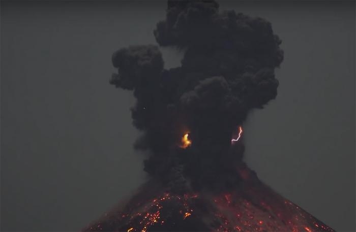 Nuestro coloso el Anak Krakatau da un paso más y provoca la primera catástrofe