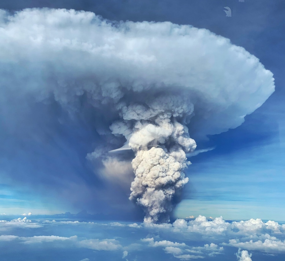 El volcán Taal en Filipinas alcanza la estratosfera con una potente erupción