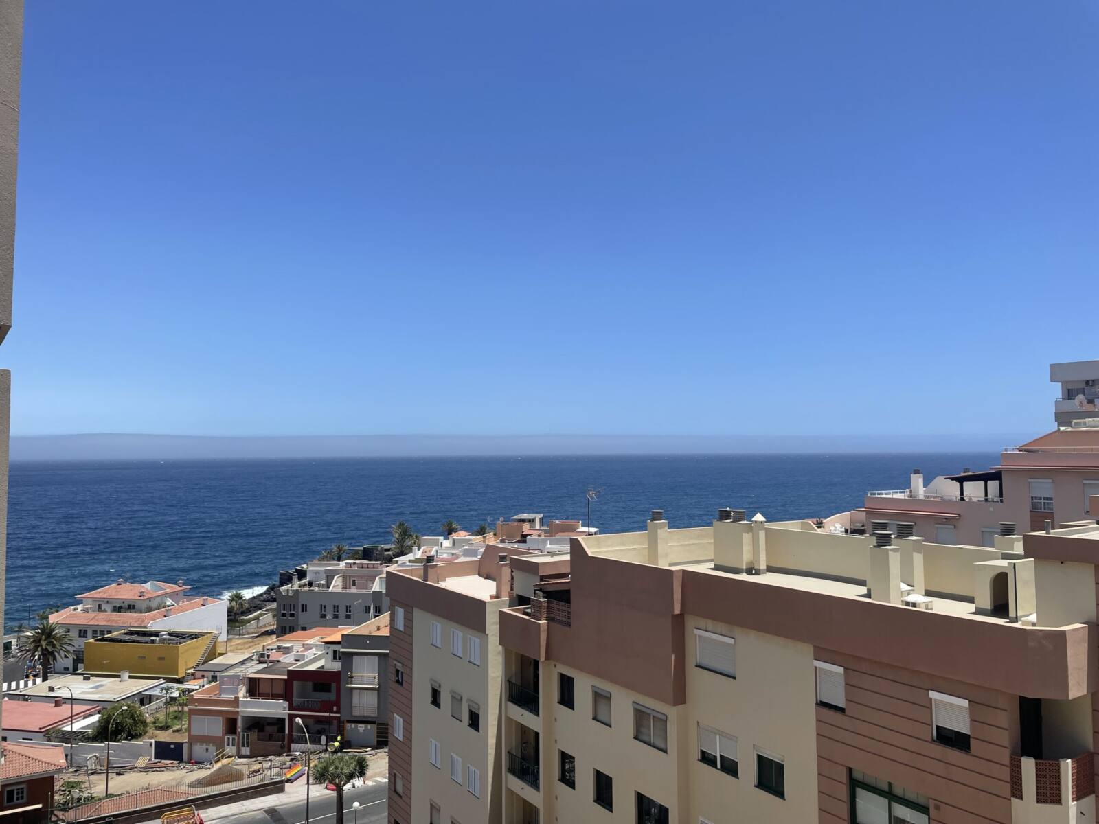 De momento en Caletillas - Candelaria ( Costa E de Tenerife ) el Calor normal de verano … por las noches se puede dormir…