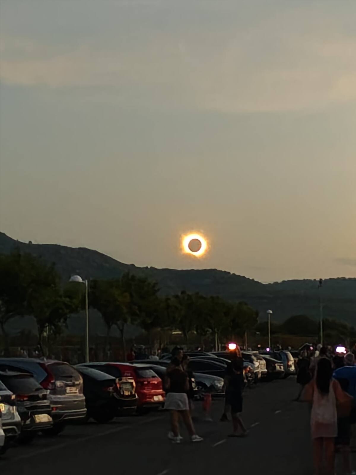 Fue espectacular, sin palabras,Desde Castellón. Casi nos tapa las montañas, pero se vio muy bien. Una alineación de tres astros tannnn dificil de ver…